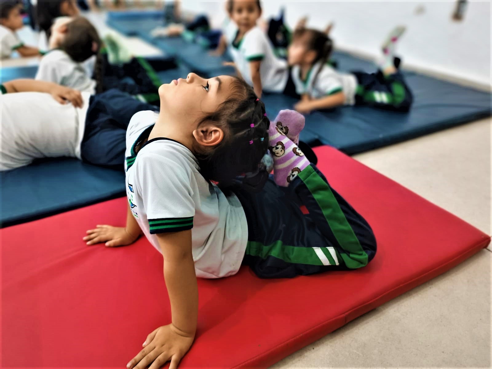La gimnasia ayuda a mejorar la flexibilidad, el equilibrio y la coordinación, además de que refuerza la concentración